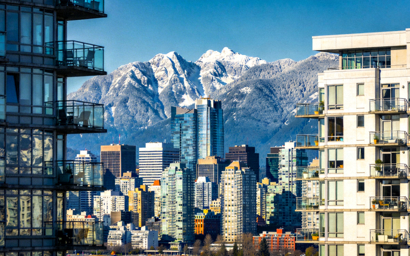 加拿大温哥华城市天际线与雪山背景
